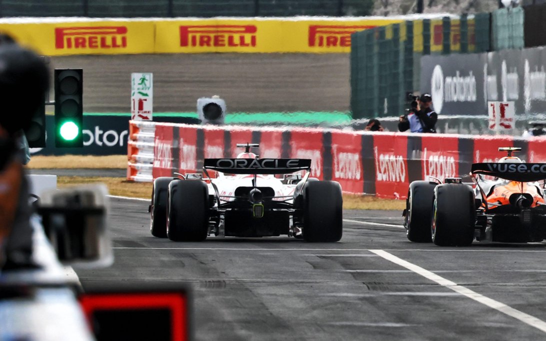 Verstappen Norris pitlane Japan